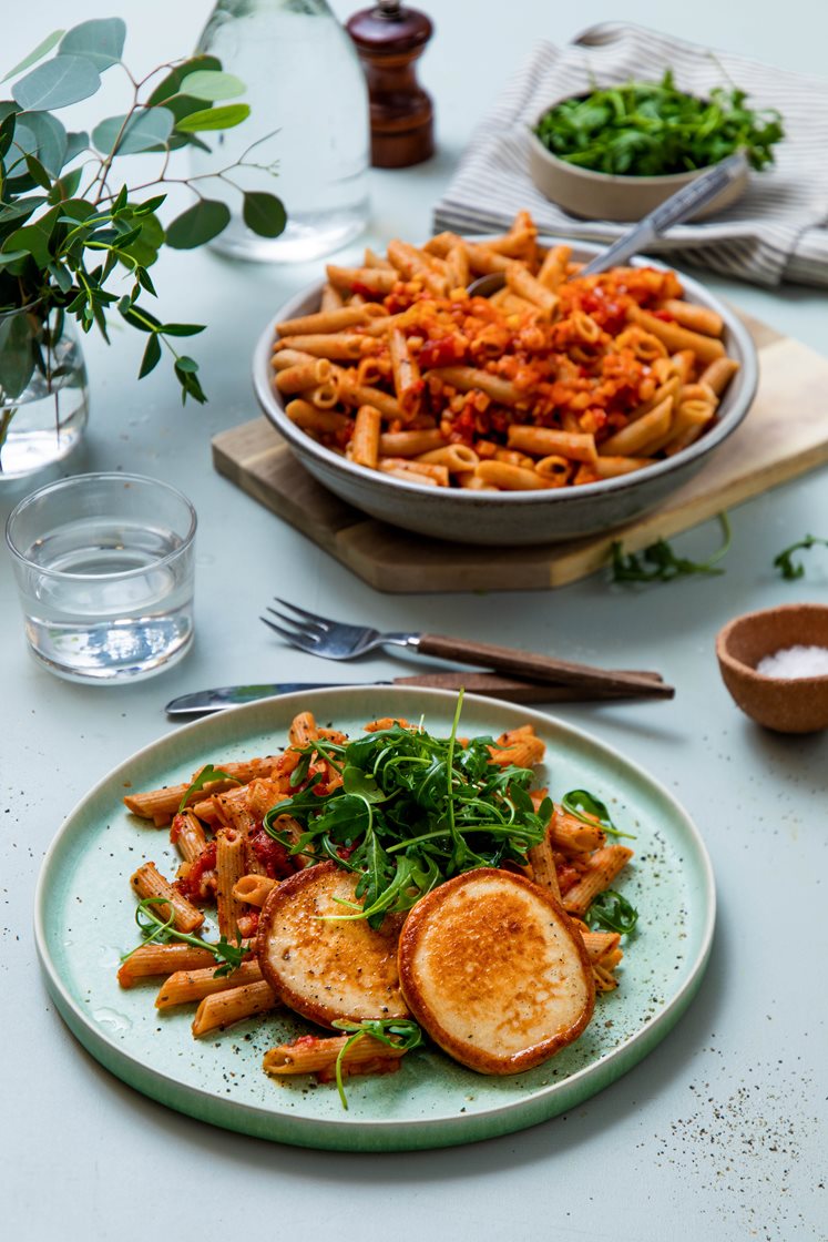 Grove fiskekaker med tomatsaus og pasta penne