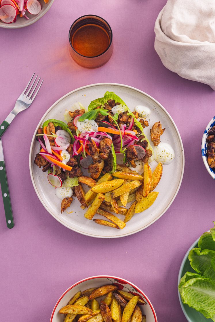 Kyllingyros i hjertesalatwrap med lettsyltede grønnsaker, yoghurt og potetfries 