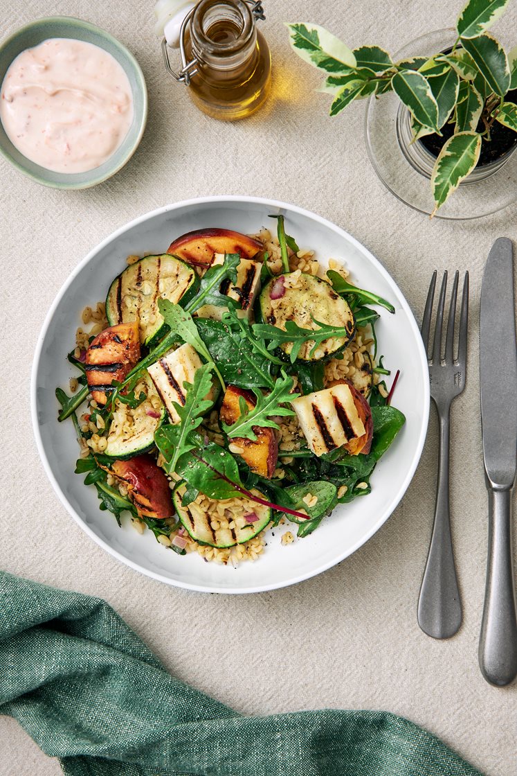 Bulgursallad med grillad halloumi, zucchini och nektarin