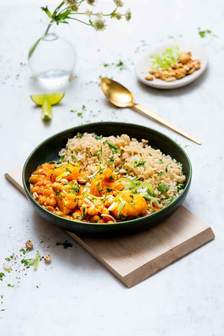 Chana masala med nøtter, fullkornsris og lime