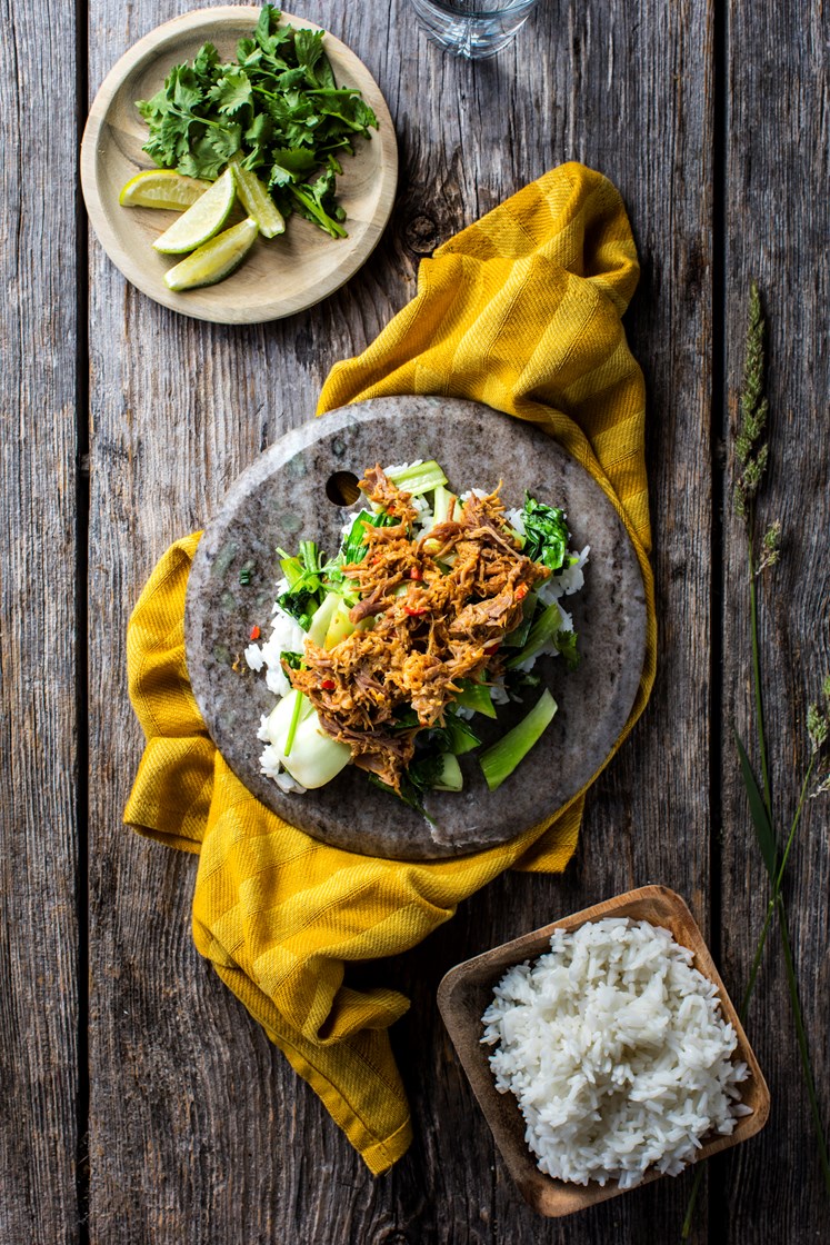 Mango- og chilimarinerte svinekjaker med pak choy, koriander, vårløk og ris