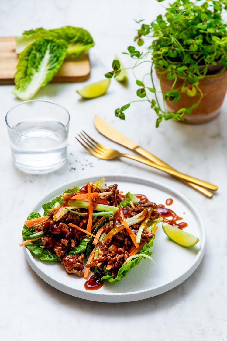 Asiatisk wokket kjøttdeig i hjertesalat med grønnsaker, jasminris og curry- og mangodressing