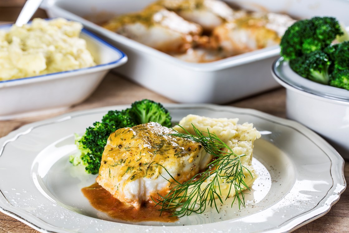 Tomatbakt lyr med potetmos og brokkoli