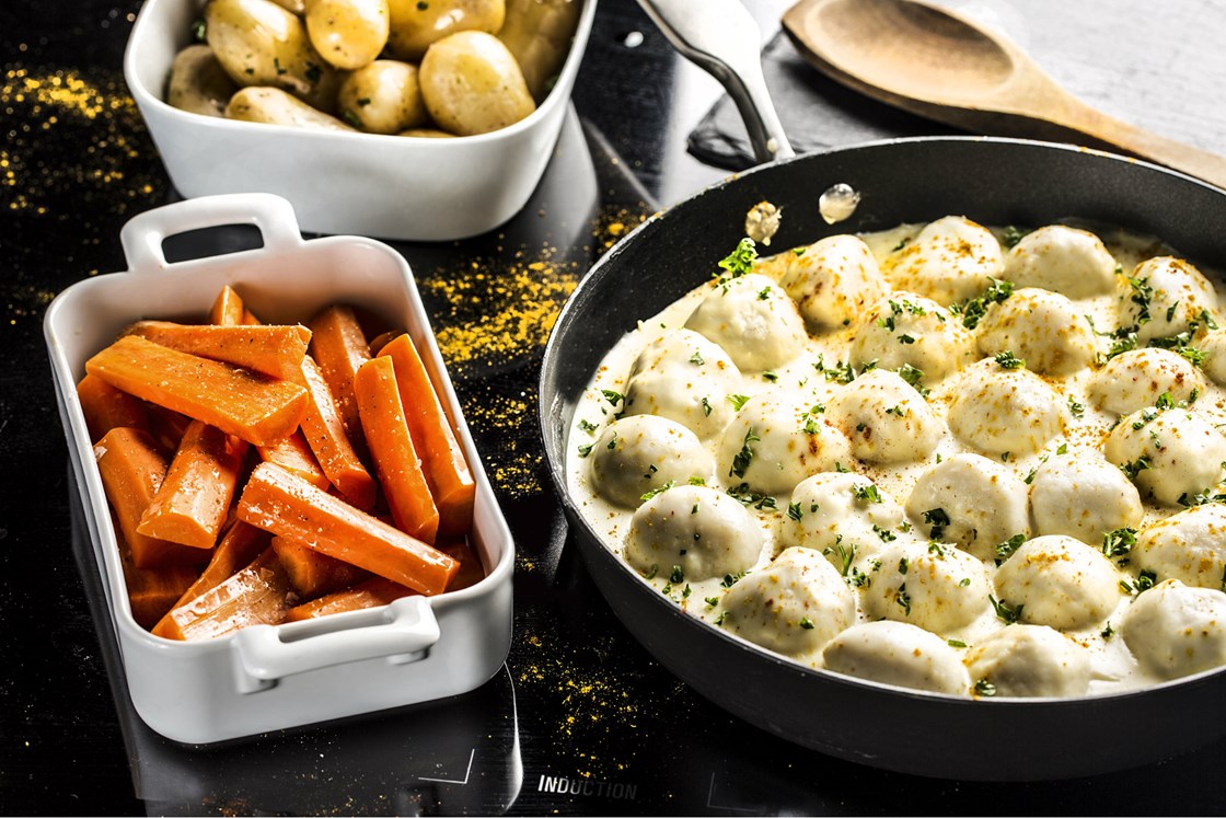 Fiskeboller i hvit saus med persillebakte grønnsaker og poteter