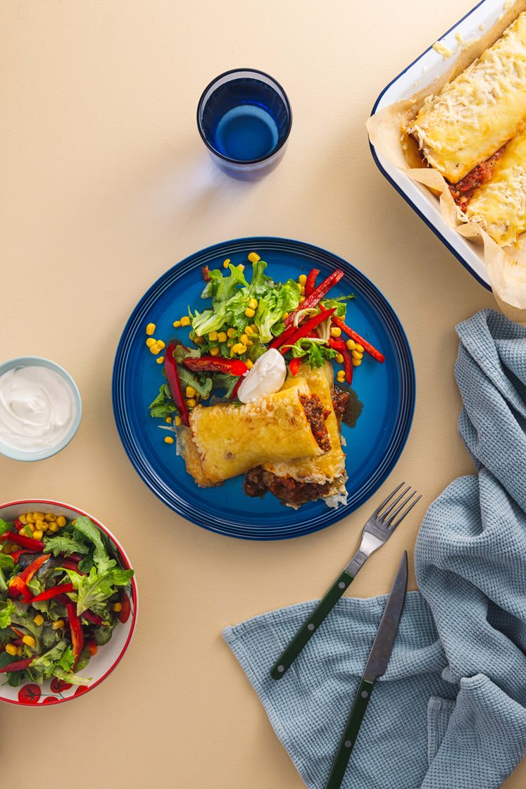 Quick chili con carne i gratinerede tortillas med salat og creme fraiche