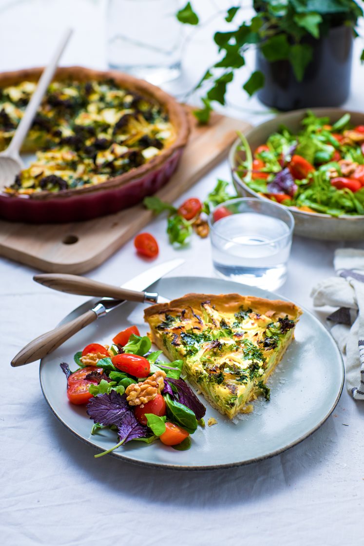 Brokkolipai med karamellisert løk, fetaost og frisk salat