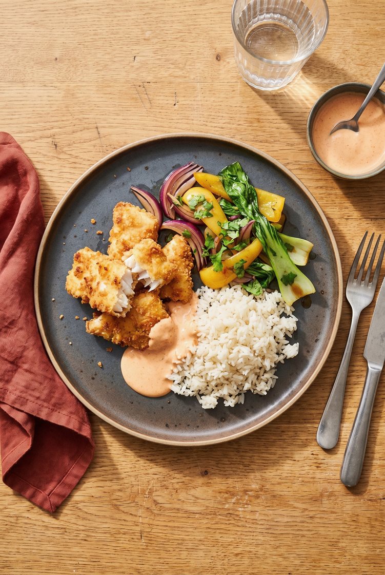 Sprøpanert lysing med koriander-wokkede grønnsaker, ris og swicy kokosdressing