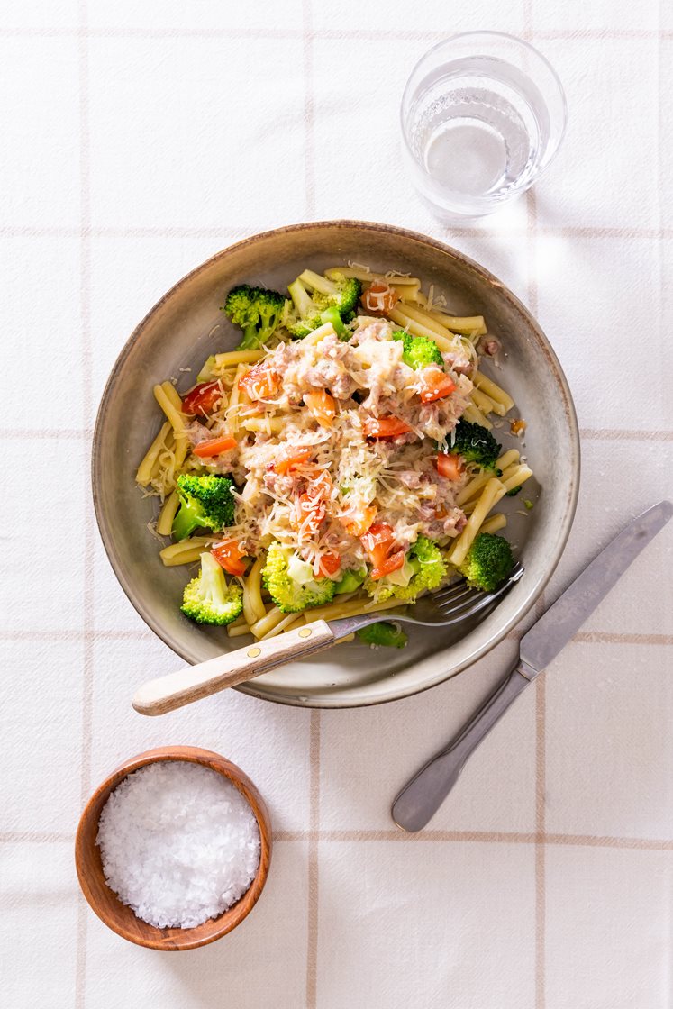 Kremet pasta med bacon, brokkoli, tomat og revet ost