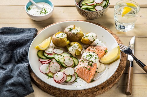 Laks med agurksalat, poteter og urtedressing