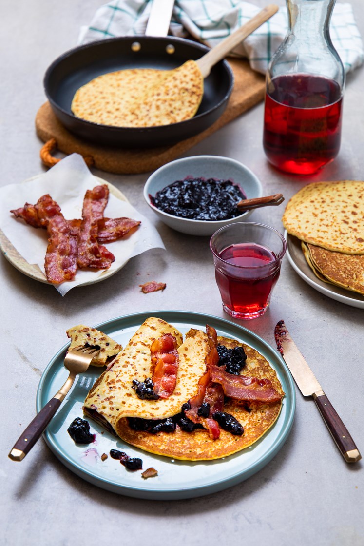 Pannekaker med bøkerøkte baconskiver og blåbærsyltetøy