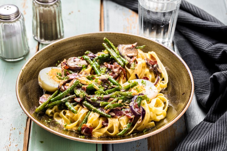 Kremet pasta tagliatelle med serranoskinke og egg
