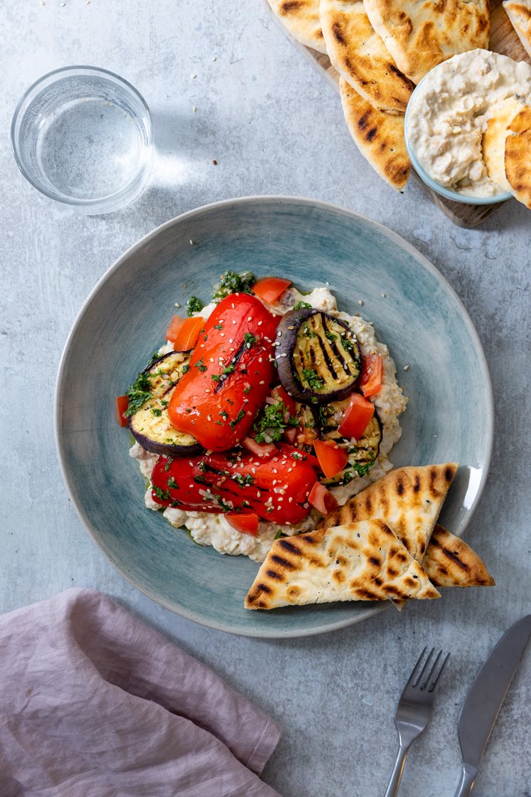 Kikærte msabbaha med mix af bagte grøntsager og persille/mynte gremolata