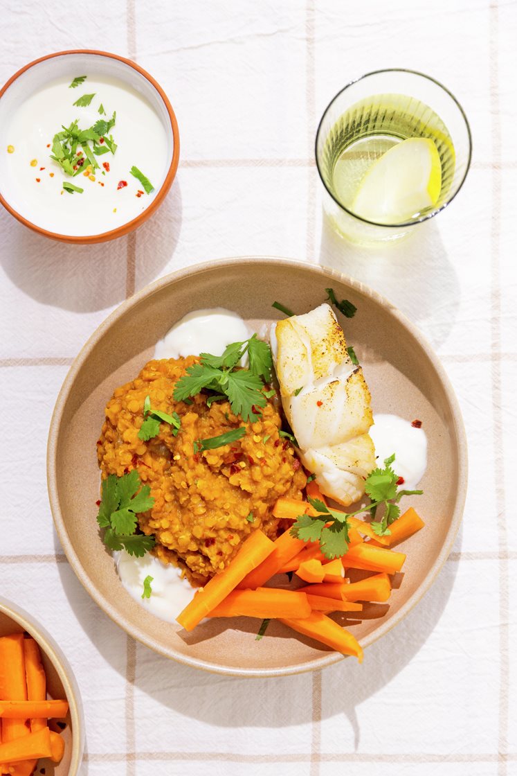 Dahl med stegt torsk og gulerødder