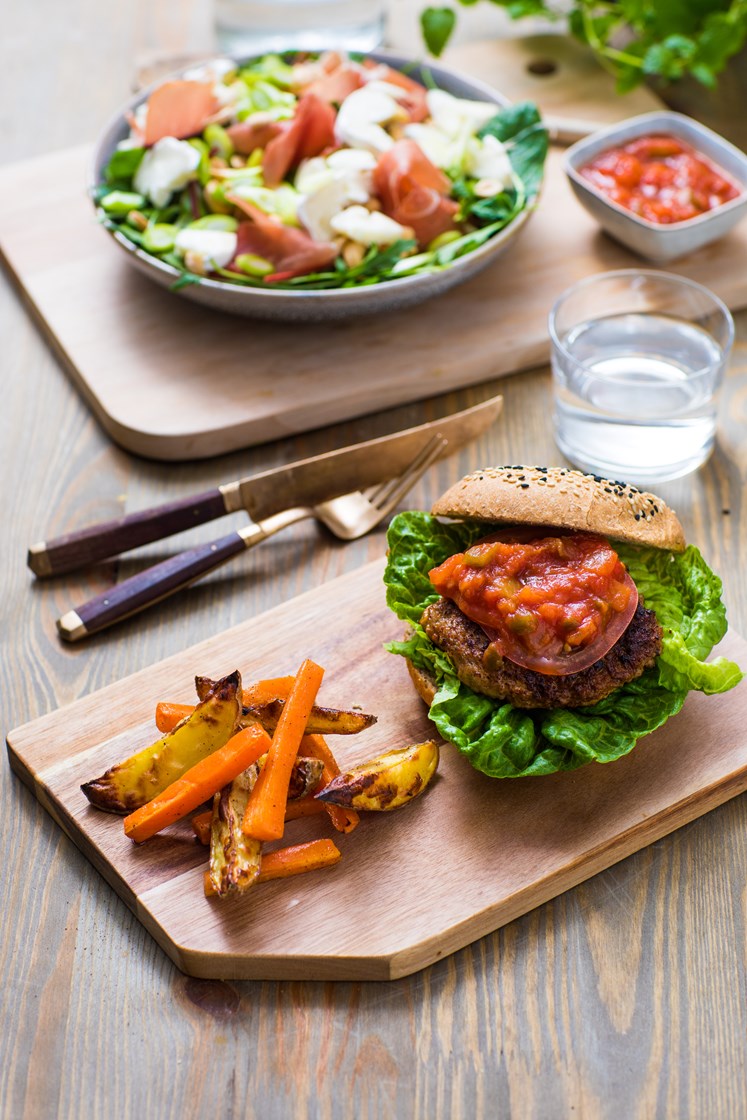Chorizoburger med serrano og chevresalat, bakt potet, nøtter og gulrøtter