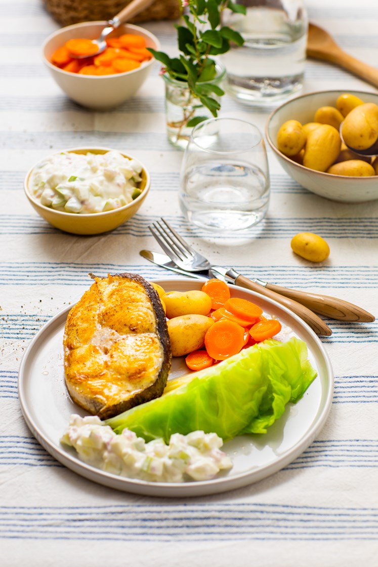 Pannestekt kveite med poteter, dampet kål og eple- og yoghurt dressing