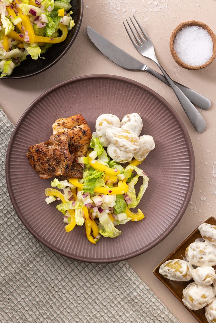 Citruskrydret kyllingelårsteak med frisk salat og cæsarcremet kartoffelsalat