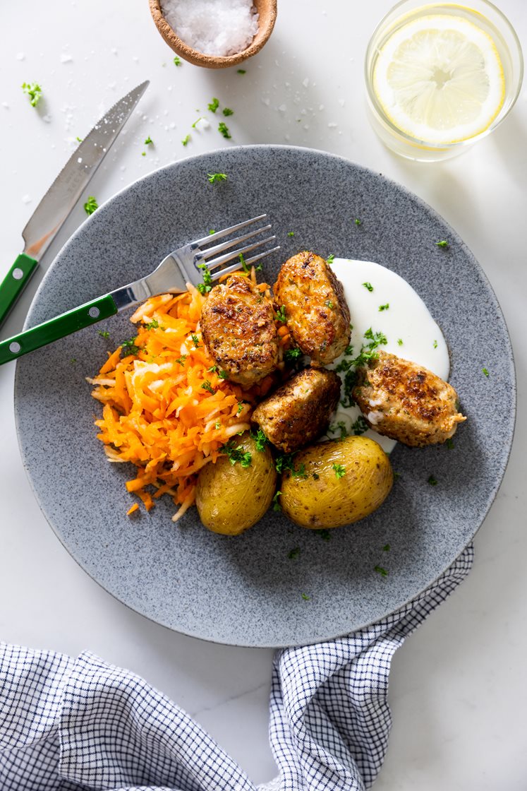 Kyllingedeller med frisk råkostsalat, kartofler og persillesovs