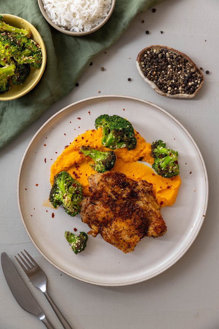 Citrusbagt kyllingelårsteak med ris, gulerodspuré og sesamstegt broccoli