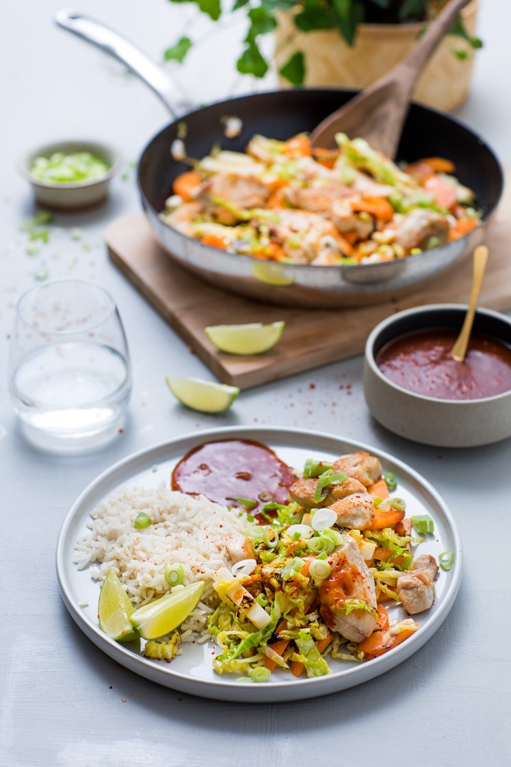 Kyllingwok med savoykålblanding fra Huseby gård og hjemmelaget sursøt saus