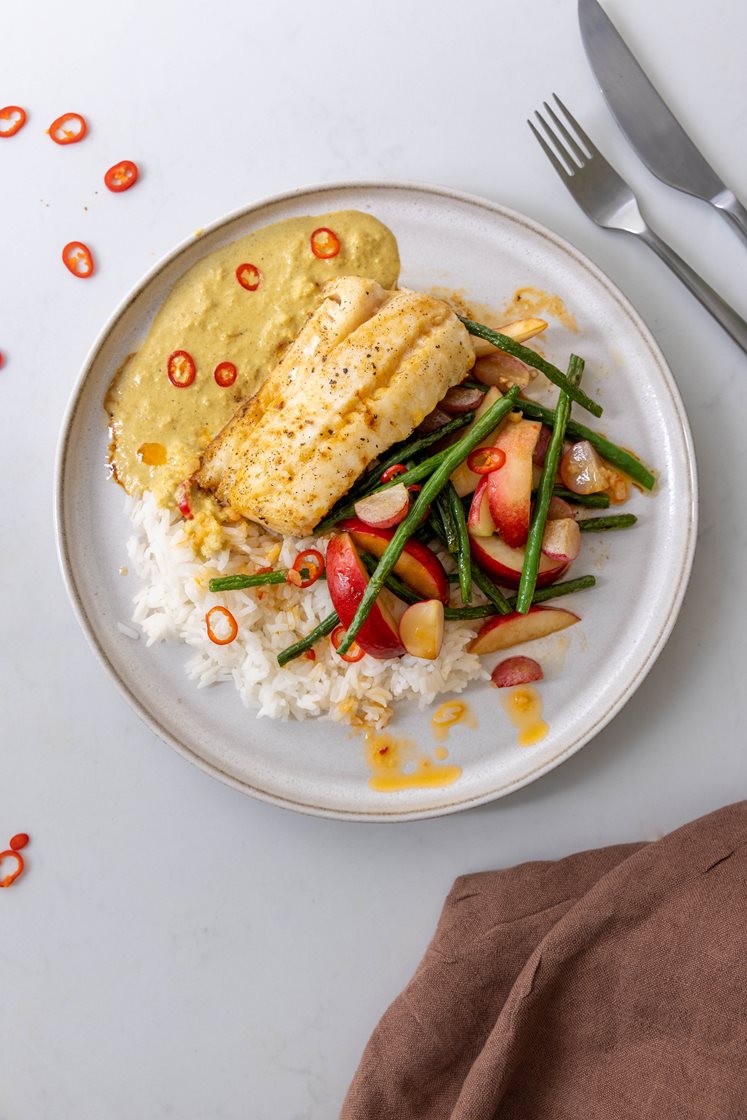 Pandestegt hvid fisk med ris, radise og nektarin, serveret med hjemmelavet garam masalasauce 