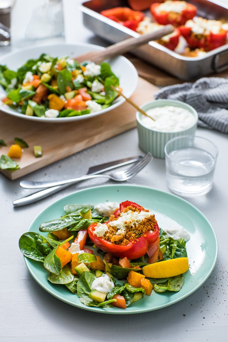 Bakt paprika med fetaost, couscous og tzatzikidressing