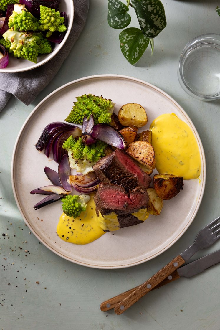 Tynnskåret mørbradbiff med ovnsbakte poteter, romanesco og bearnéssaus