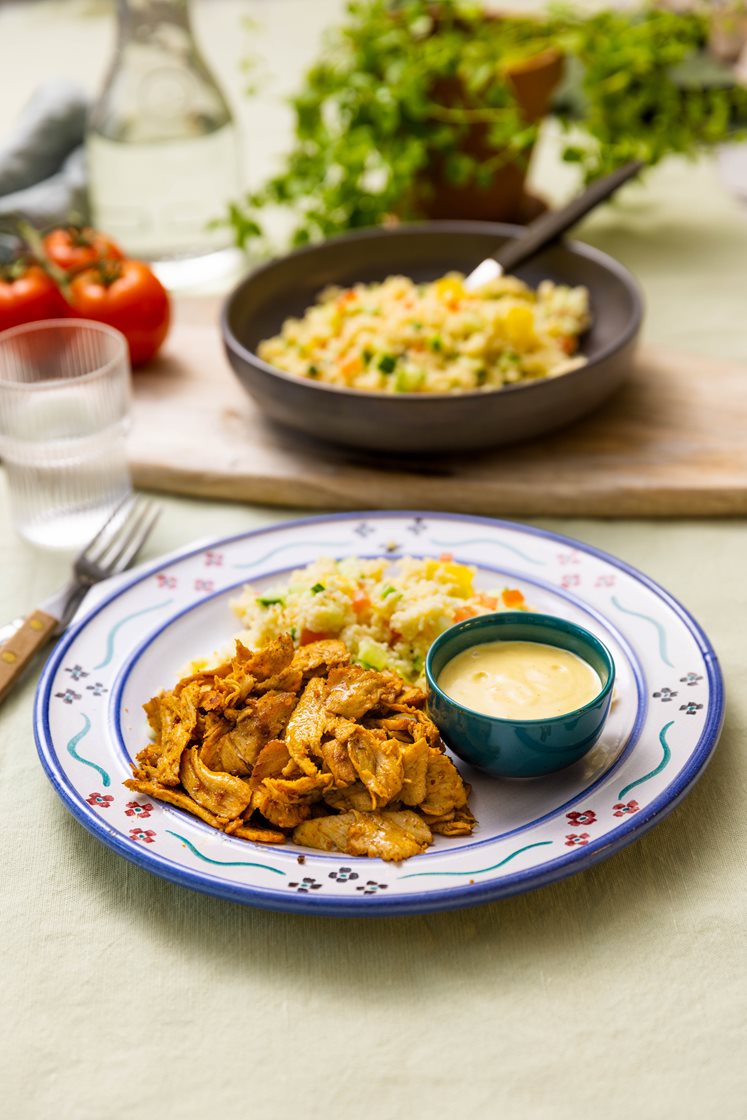 Grillet gyroskjøtt med couscoussalat og curry- og mangodressing