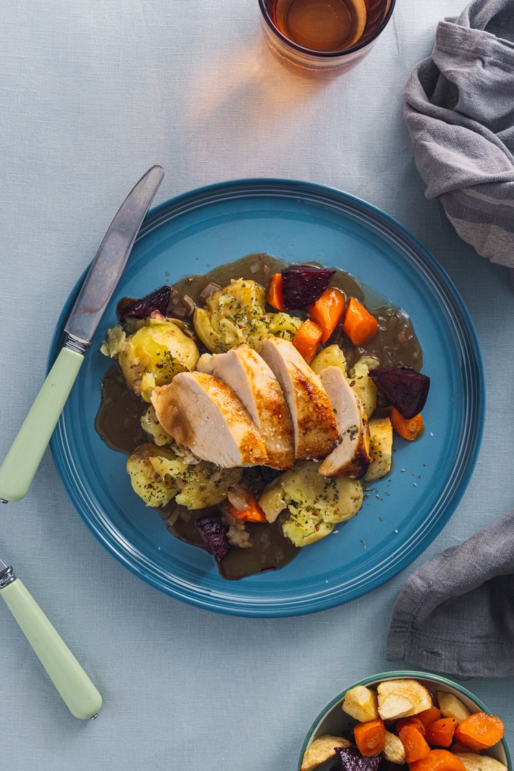 Kyllingfilet med knuste poteter og honningglaserte rotgrønnsaker, servert med soppsaus