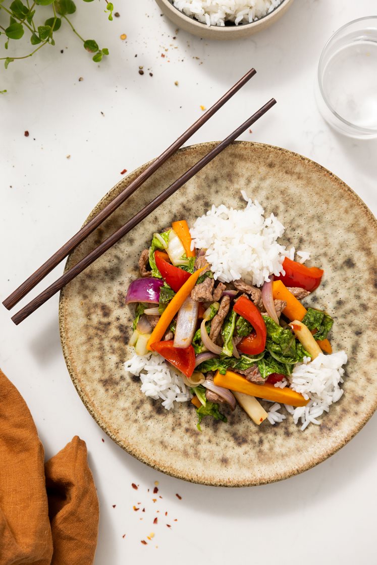 Biff teriyaki stir fry med sprø grønnsaker og jasminris