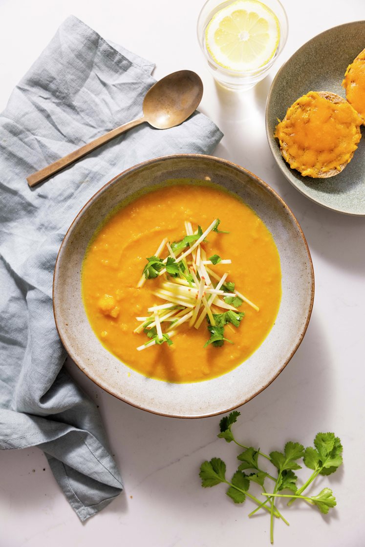 Sweet potato-suppe med æble og sprøde ostebrød