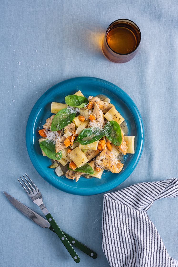 Mezze Maniche med kylling, cremet sauce og ristede grønsager