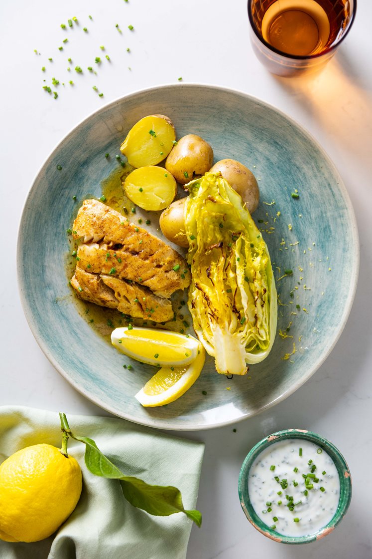 Stegt hvid fisk med purløg, bagt spidskål og brunet smør