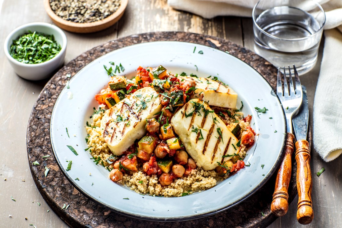 Grillet halloumi med tomatiserte grønnsaker