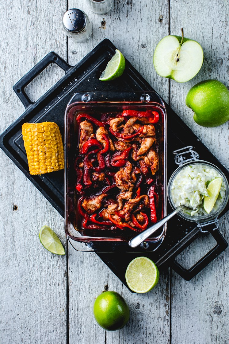 Barbecueglasert kylling og paprika med ovnsbakte maiskolber, coleslaw og ris