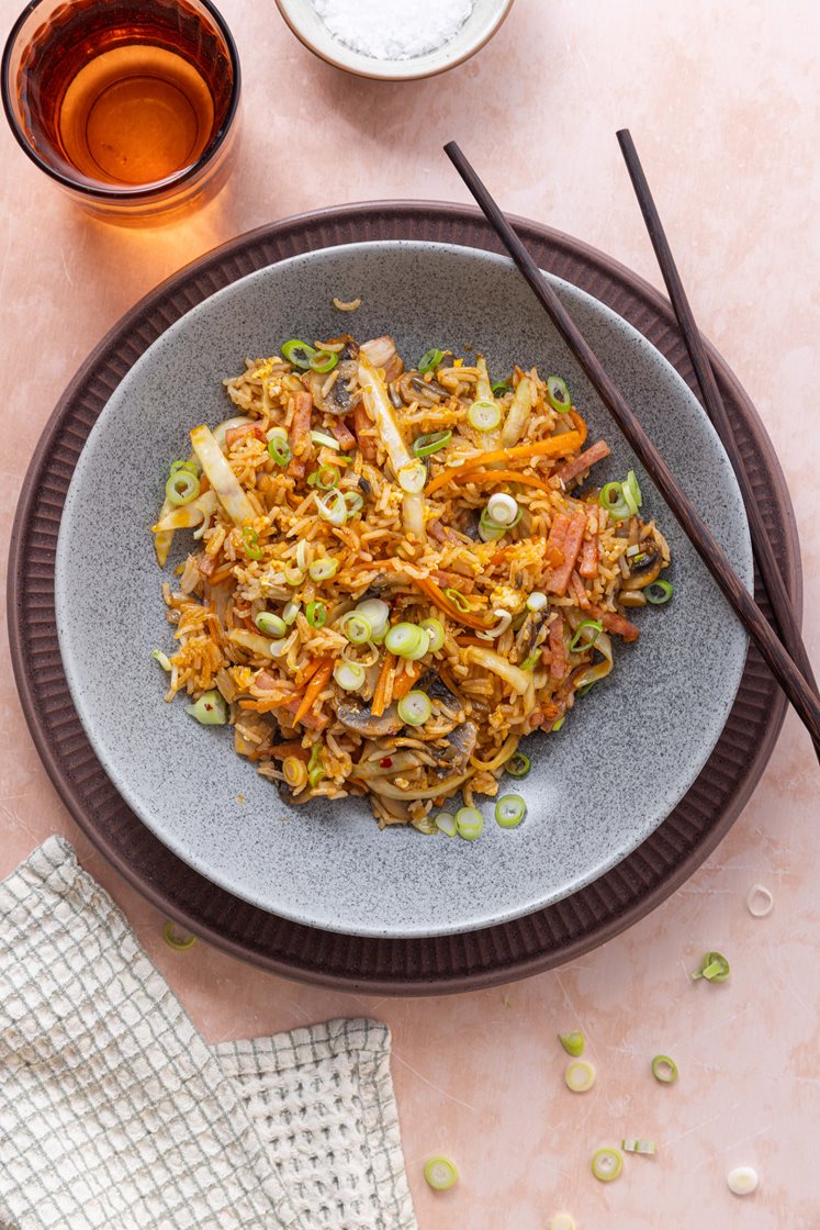 Bokkeumbap fried rice med svinekød, svampe og gochujang