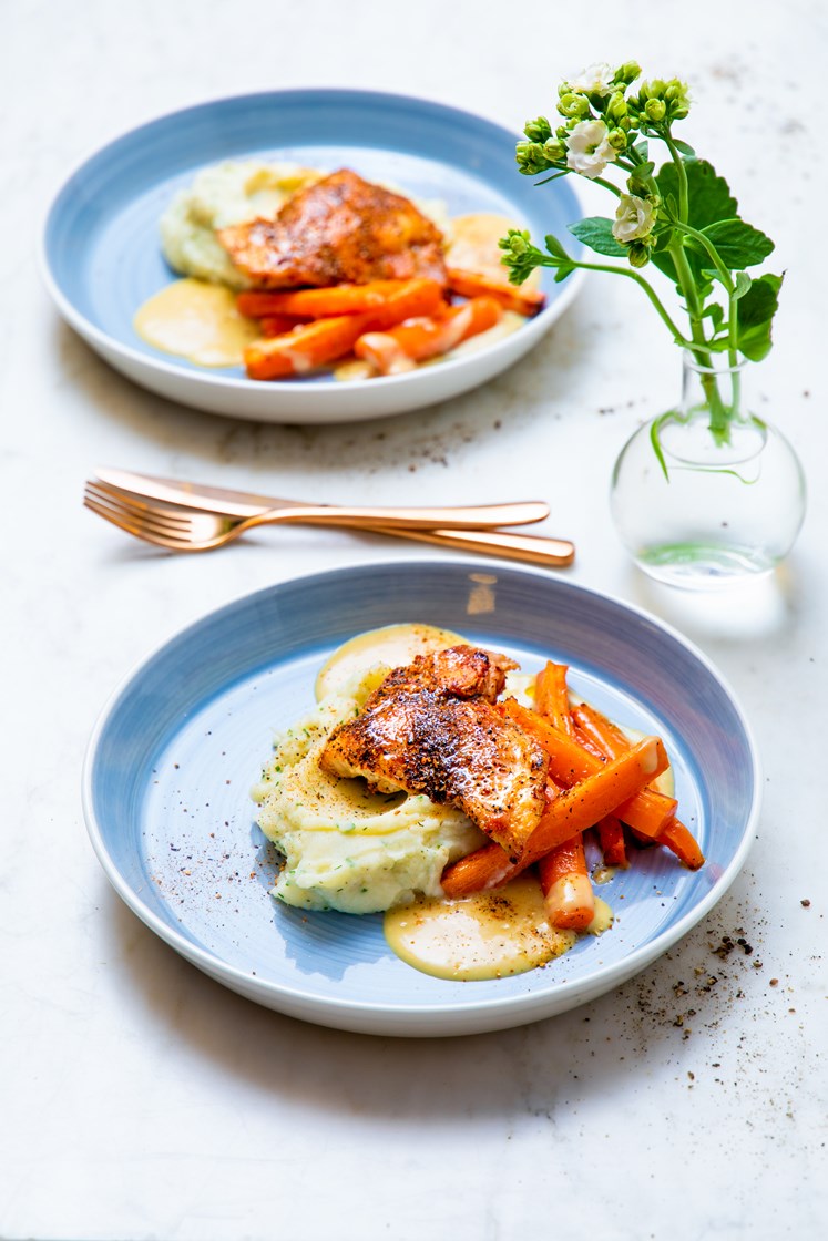 Lårfilet av kylling med bakte gulrøtter, potetmos og hjemmelaget appelsinsaus