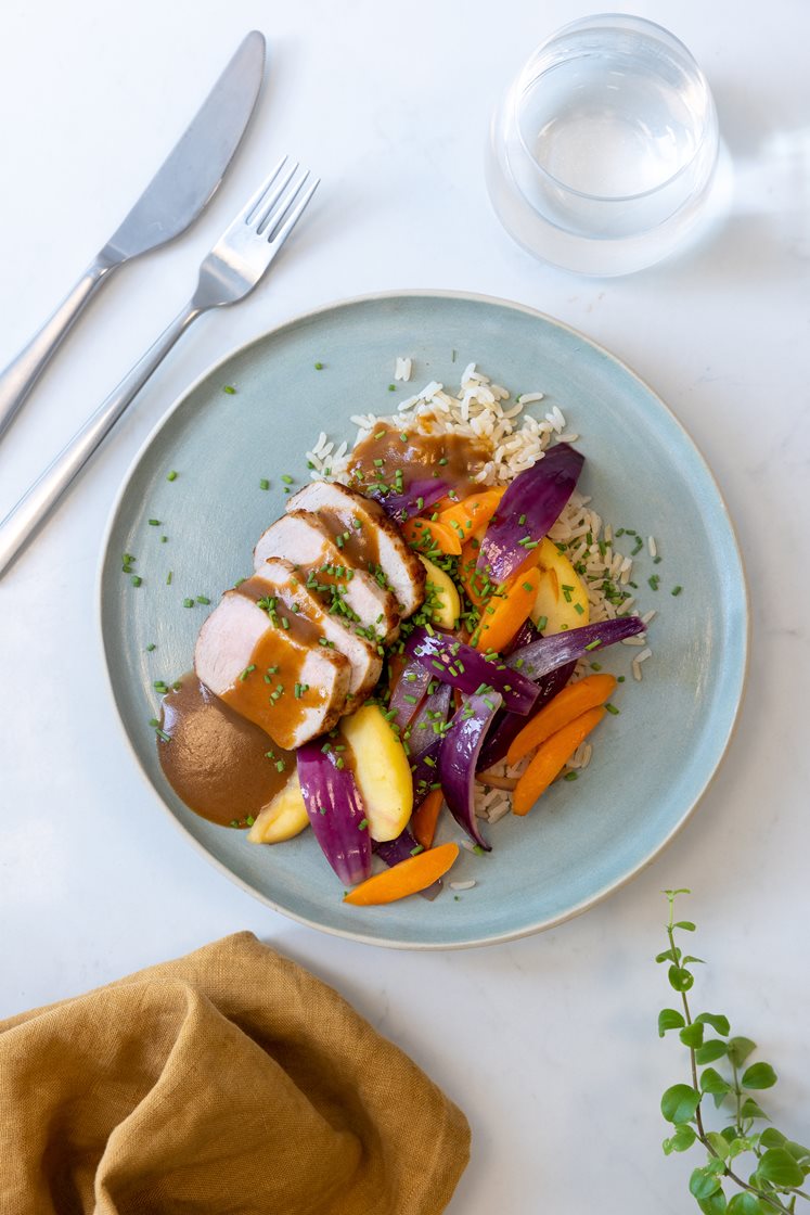 Svinefilet med sauterte grønnsaker, fullkornsris og sjysaus