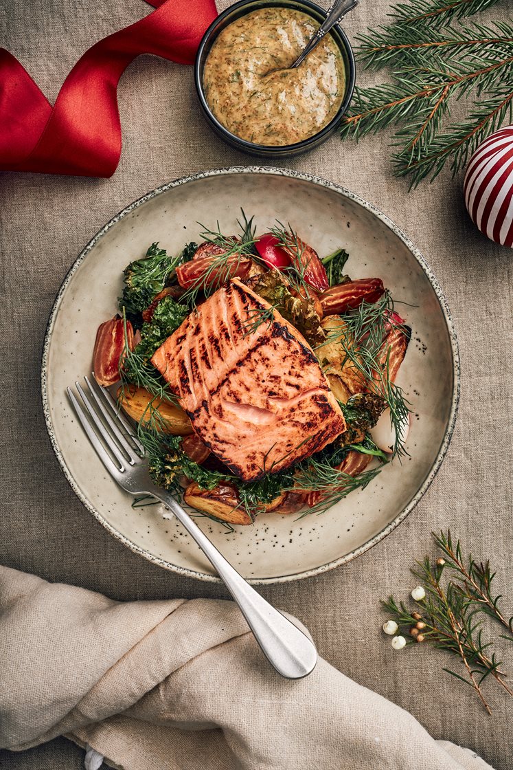 Ljummen julsallad med rostade betor, hovmästardressing och halstrad lättgravad lax
