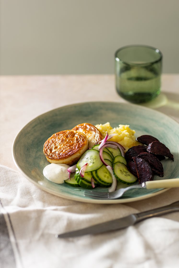 Fiskekaker med agurksalat, ovnsbakt rødbete, potetmos og sennep- og dilldressing