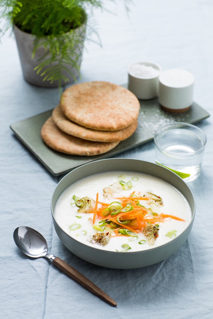 Blomkålsuppe med krydderstekt torsk, gulrøtter og vårløk, servert med pitabrød