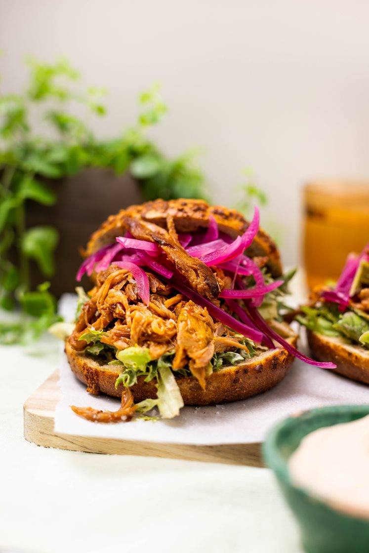 Chili-cheddar bagel med pulled pork og nordisk slaw