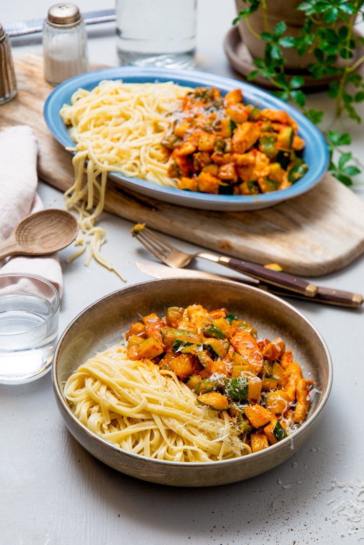 Pannestekt kylling med pasta og grønnsaks- og paprikapestosaus