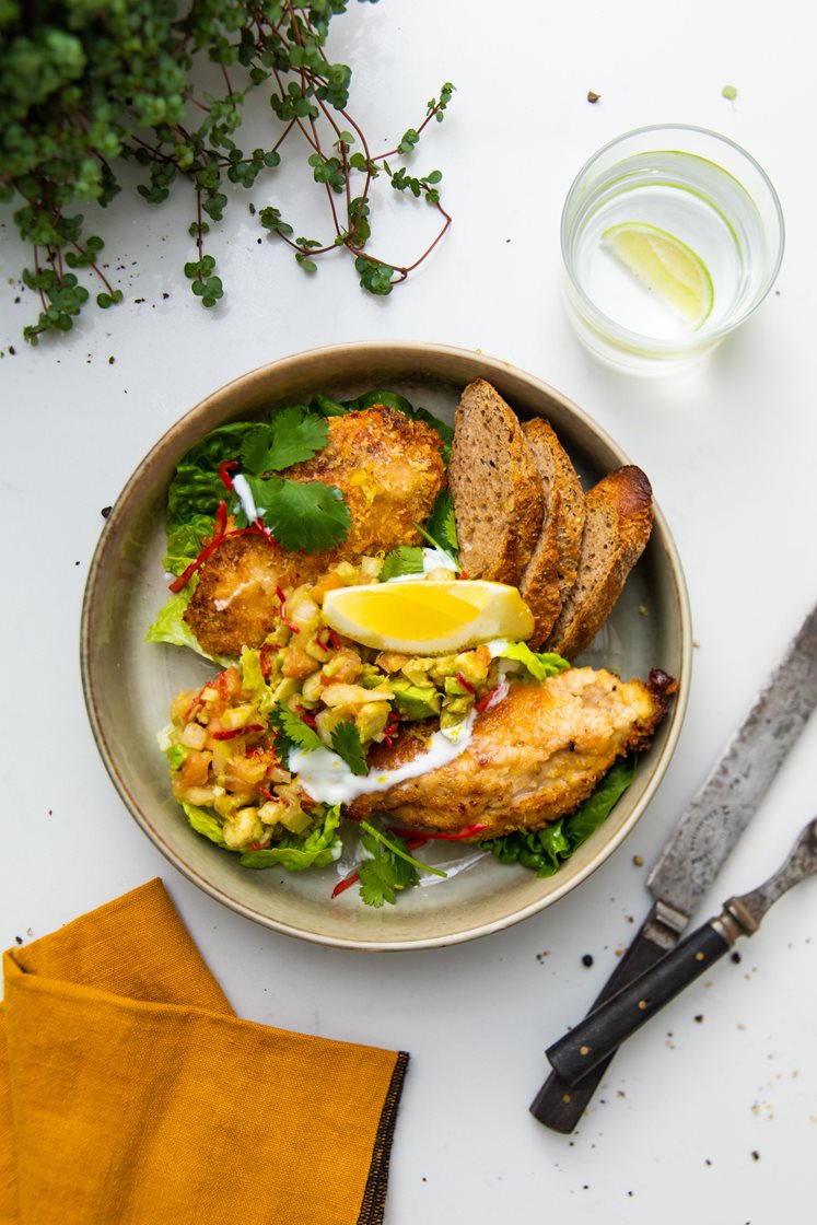 Kyllingeschnitzel med spicy tomat-guacamole og brød