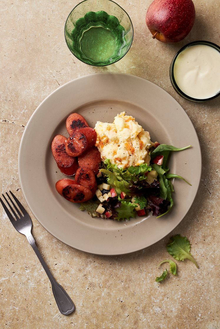 Bräckt kalkonkorv med rotfruktsstomp och äppelsallad