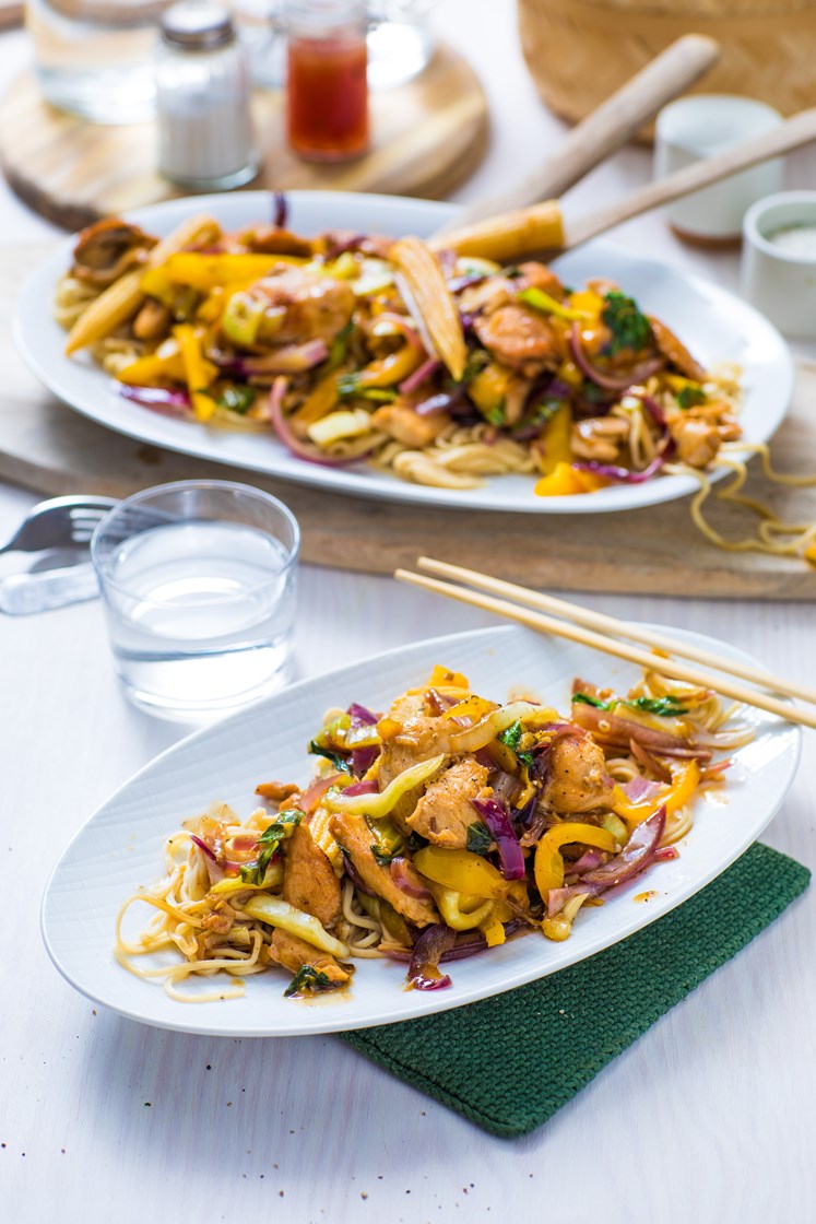 Kylling chop suey med pak choy, minimais og eggnudler