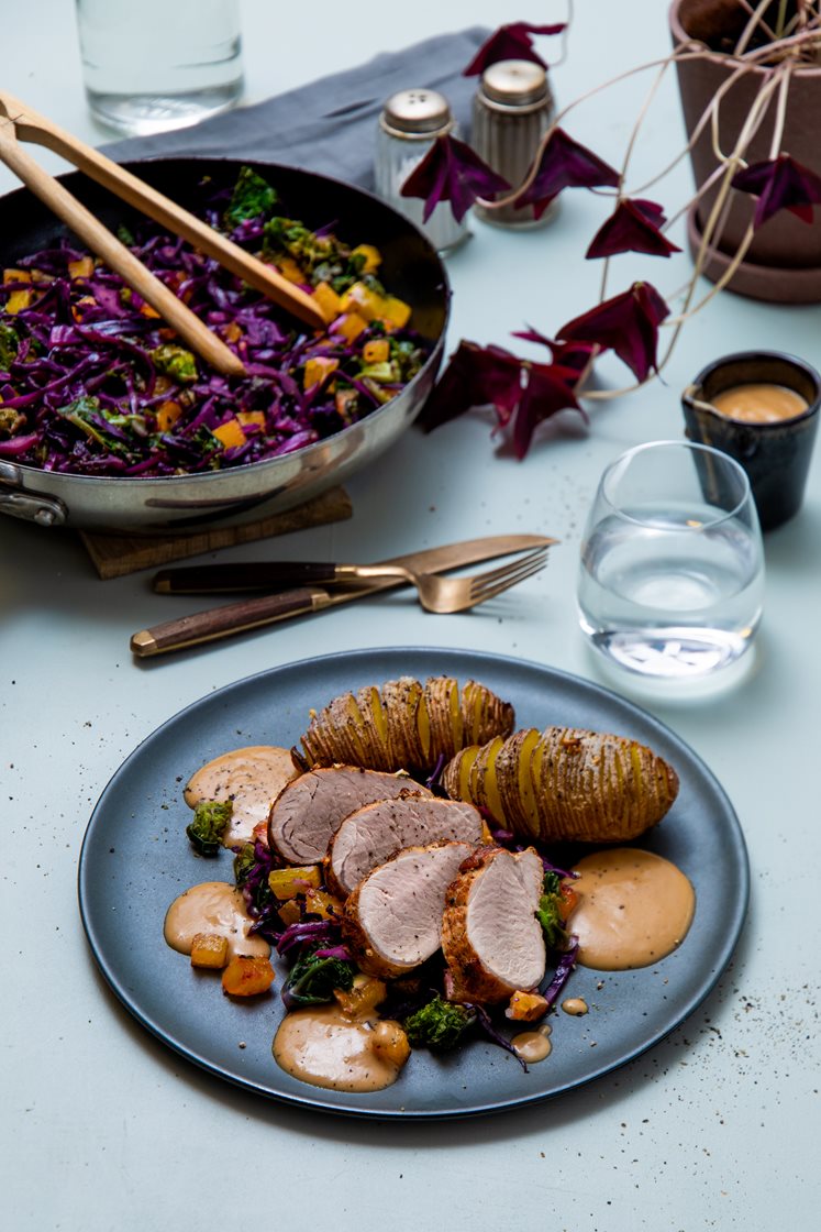 Urtekrydret indrefilet av svin med hasselbackpoteter, kål og fløtesaus