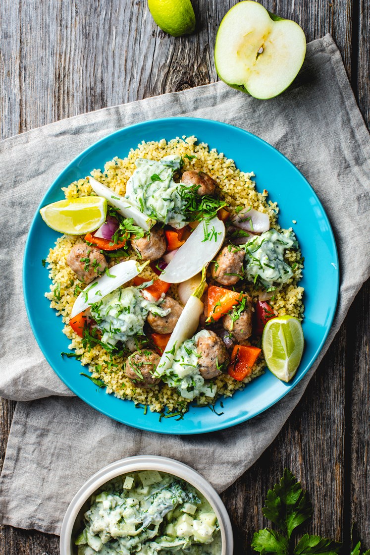 Greske kjøttboller med tzatzikidressing, ovnsbakte grønnsaker og couscous