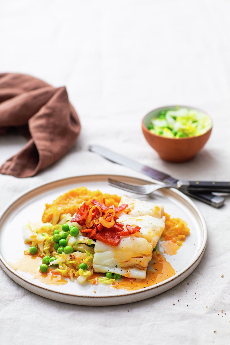 Torskefilet med smørdampet kål og rotmos, servert med pepperonismør