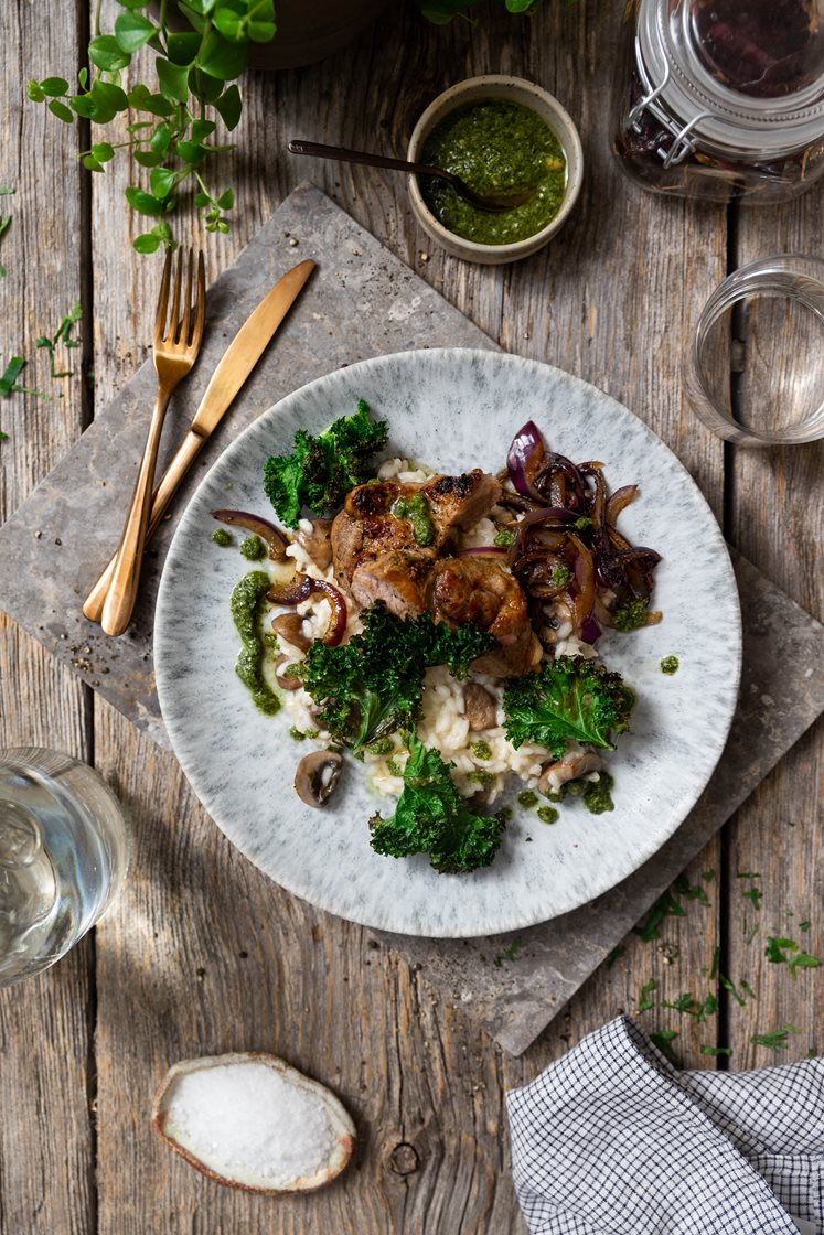 Pannestekt svinenakke med aromasopprisotto, sprø grønnkålchips og basilikumolje