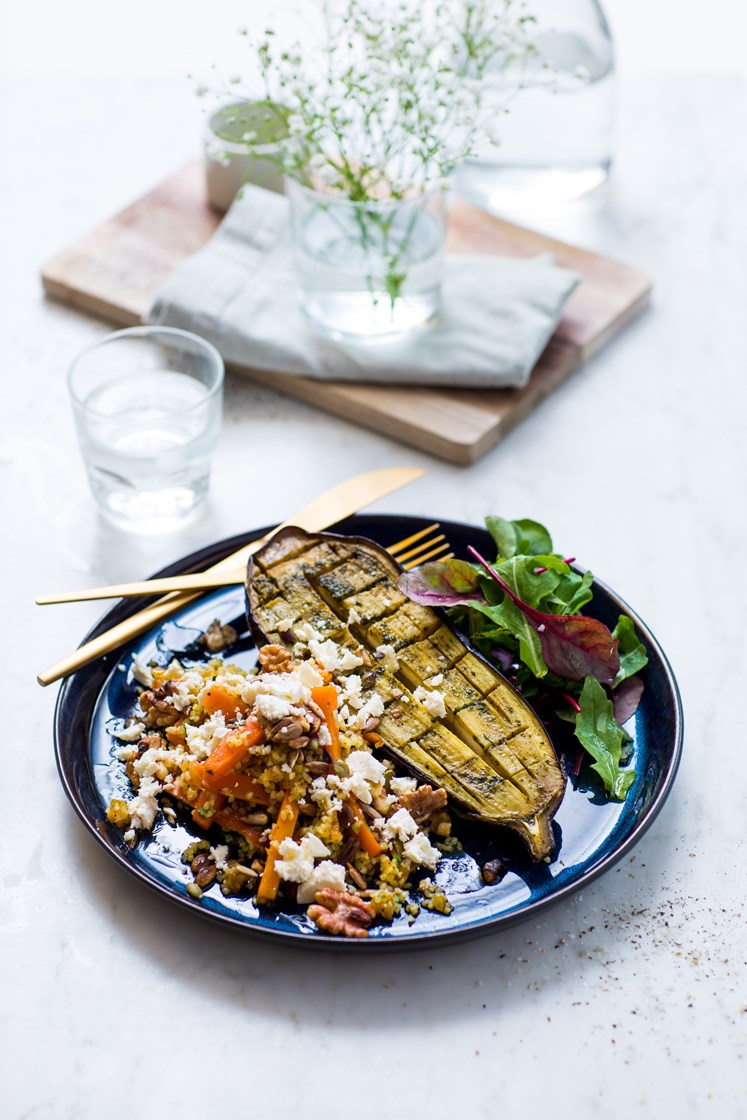 Ovnsbakt aubergine og gulrøtter med bulgursalat, feta og persille